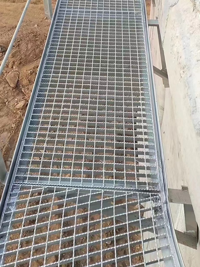 Guide to Selecting the Right Steel Grating for Industrial Platforms